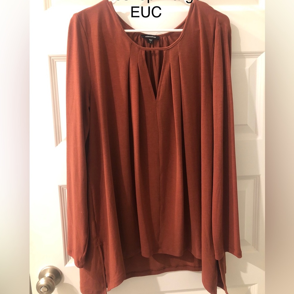 Large burnt orange keyhole top